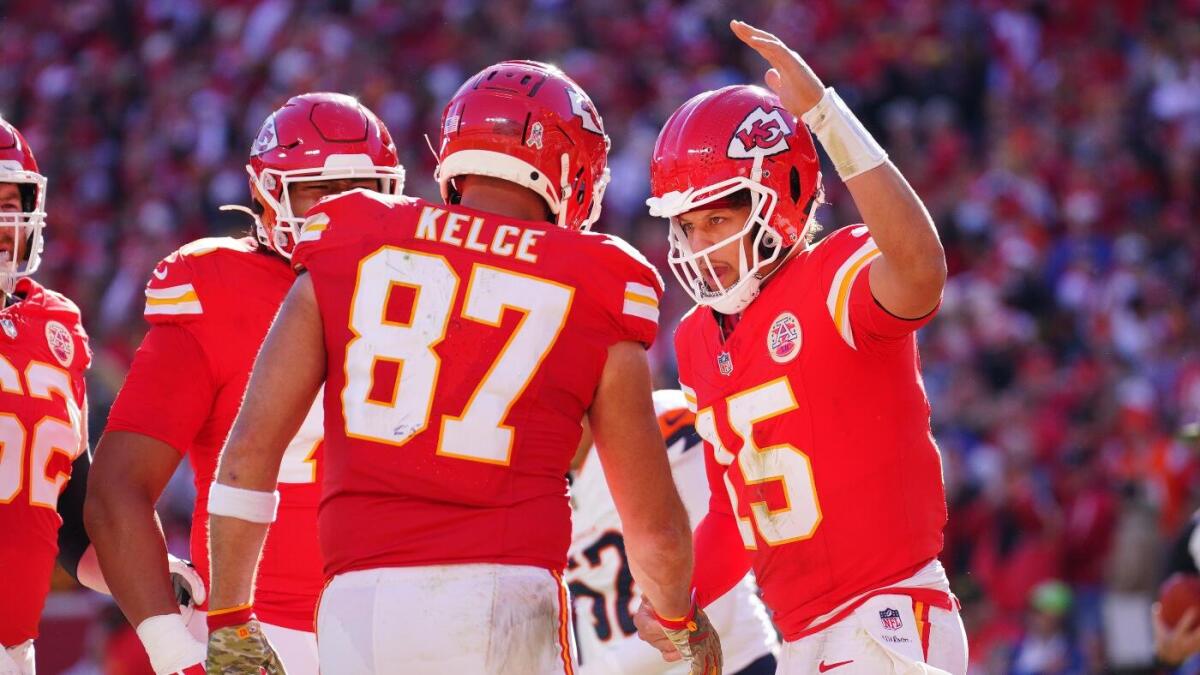 https://sportshub.cbsistatic.com/i/r/2025/08/05/8321d585-8b8f-429d-9dc1-31003818d9fa/thumbnail/1200x675/a76578ca60fa14d3a97f62976228d1fd/patrick-mahomes-travis-kelce-kansas-city-chiefs-imagn-images.jpg