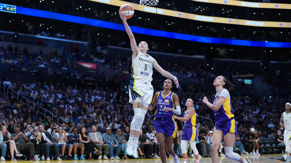Paige Bueckers cements herself as Rookie of the Yr however all-time efficiency spoiled by Kelsey Plum at buzzer