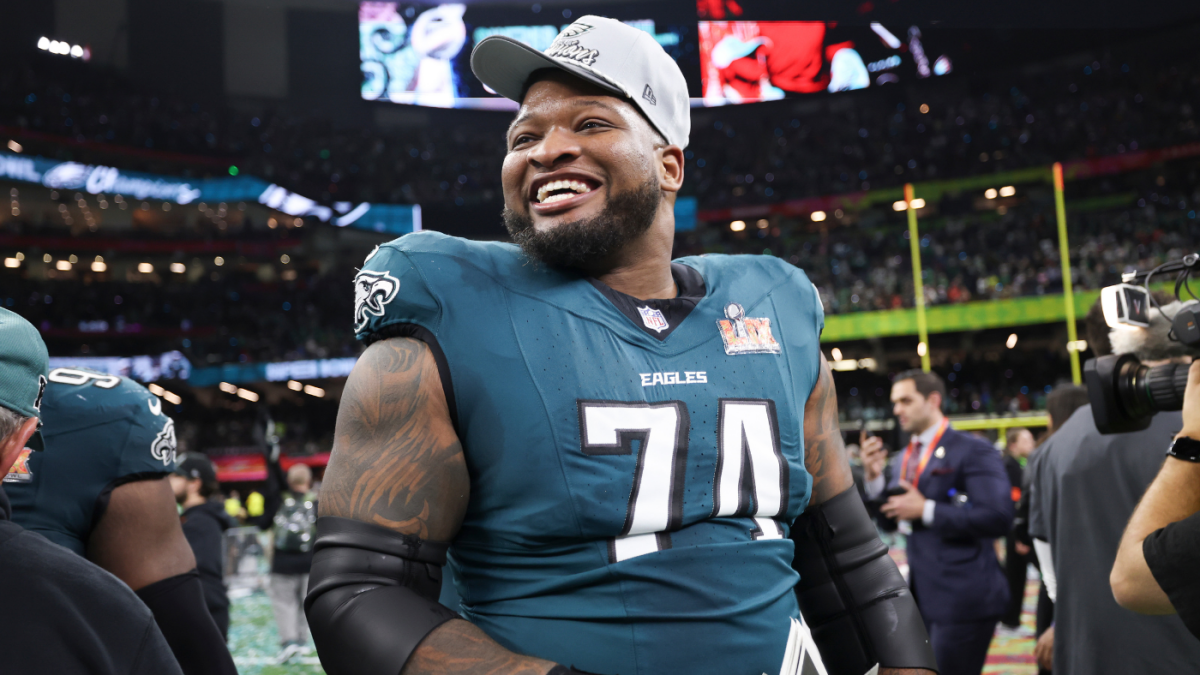 Eagles bring back Johnson, ship out Kinnard via trade; three trades Sunday