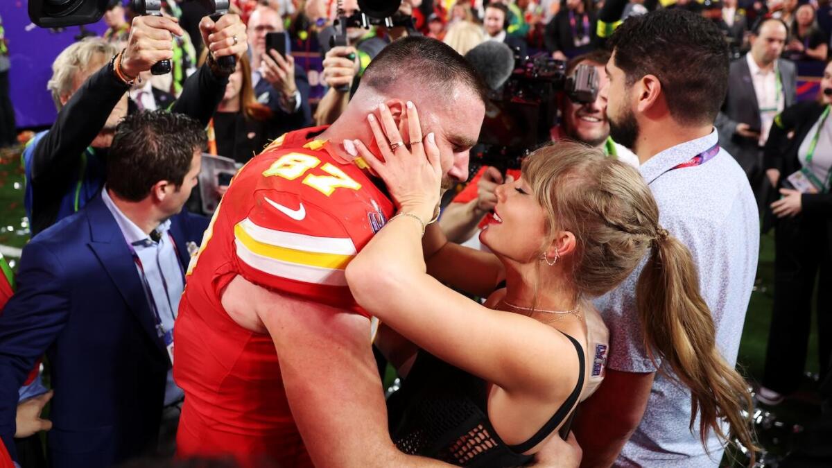https://sportshub.cbsistatic.com/i/r/2025/08/26/02b6e551-552d-4c7b-bb86-a9ba0ad82172/thumbnail/1200x675/a018f628a78d0c95633475a85e6354ba/chiefs.jpg