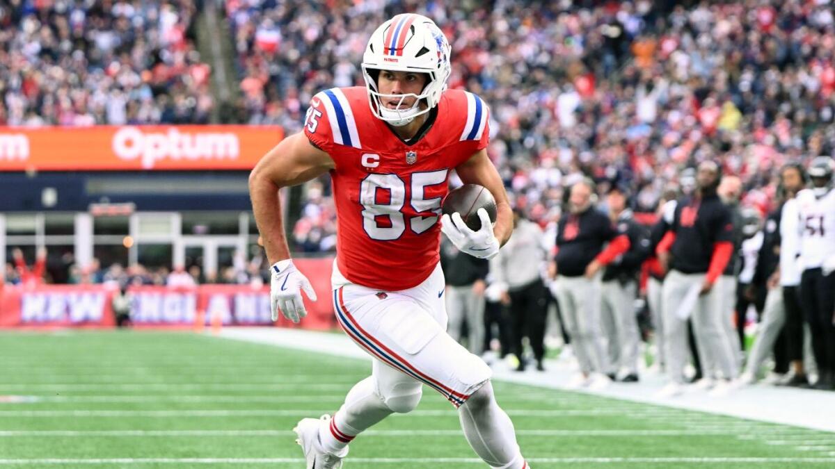 https://sportshub.cbsistatic.com/i/r/2025/08/27/68344f8f-105e-4439-8cc3-6ae11f837085/thumbnail/1200x675/40c304d26f9fa318f9706d02d56bfc34/hunter-henry-new-england-patriots-imagn-images.jpg