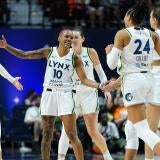 minnesota-lynx-team-celebrate.jpg