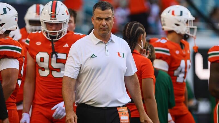 Treinador Mario Cristobal em jogo de futebol americano universitário.
