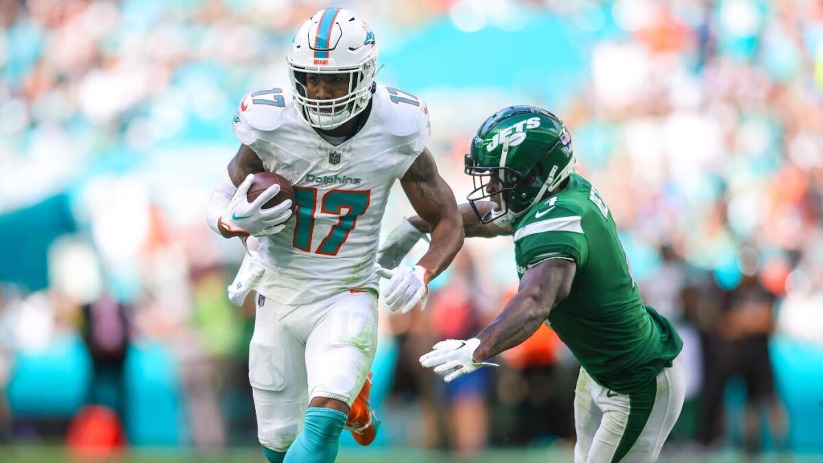https://sportshub.cbsistatic.com/i/r/2025/08/31/d3a53ee2-0f4f-4cf5-95d2-cd16aa9dcbd1/thumbnail/1200x675/5d383d42f80ceb42b259386c9446da61/jaylen-waddle-imagn.jpg