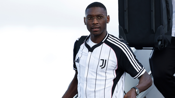 Randal Kolo Muani in a PSG kit, possibly moving to Tottenham.