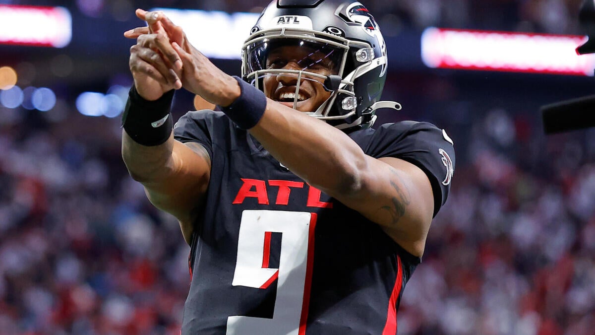 https://sportshub.cbsistatic.com/i/r/2025/09/02/0f0b169e-9302-4a30-b029-e03590bc61c8/thumbnail/1200x675/545fdc770237357439f90f96d4337186/penix.jpg