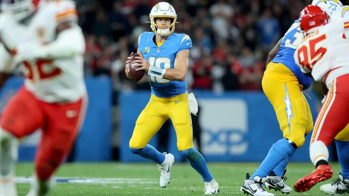 Justin Herbert torches Chiefs defense as Chargers hold off Patrick Mahomes,  snap 7-game losing streak vs. K.C. - CBSSports.com