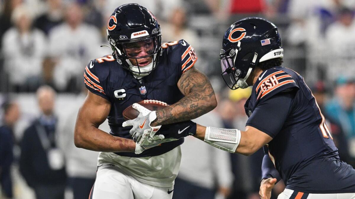 https://sportshub.cbsistatic.com/i/r/2025/09/08/3df61f7a-9612-4a2e-a179-8fc2e559bbee/thumbnail/1200x675/a7d2415b63572f366ecd6c014a53277e/dj-moore-caleb-williams-cbs.jpg