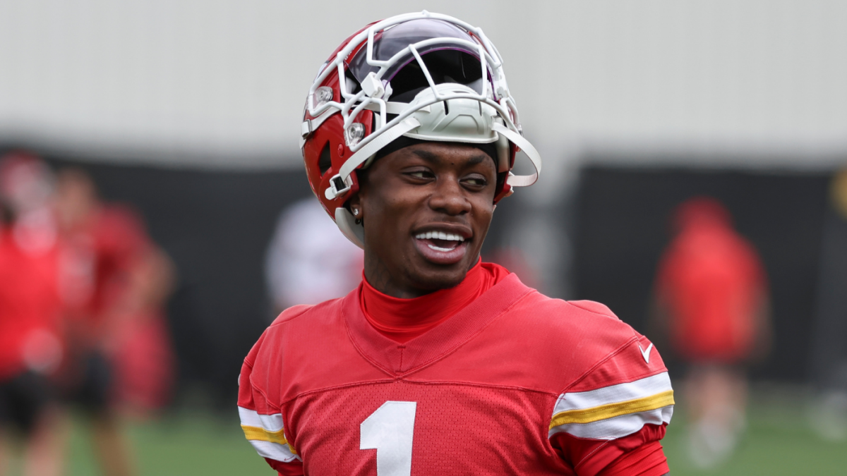 Xavier Worthy injury: Chiefs WR out vs. Eagles after dislocating shoulder in collision with Travis Kelce - CBSSports.com