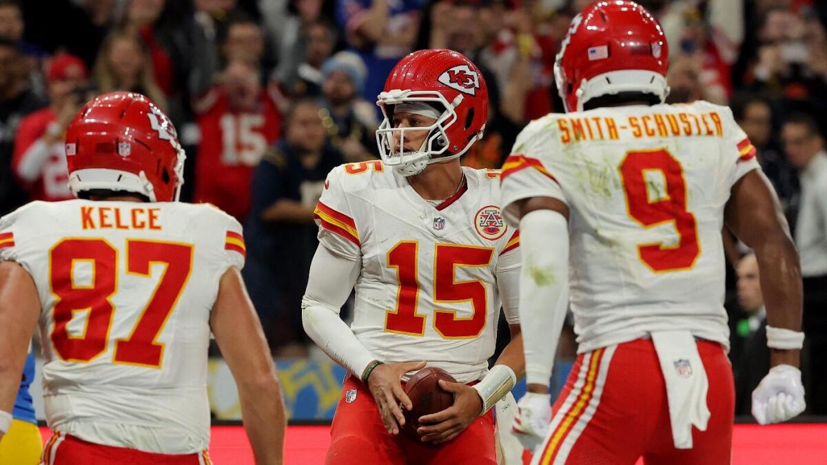 https://sportshub.cbsistatic.com/i/r/2025/09/13/1ff31e35-5ae4-4f6a-84c7-4ab84f1305ee/thumbnail/1200x675/2a1c9acda42db5e818734f788e22c258/patrick-mahomes-cbs-6.jpg