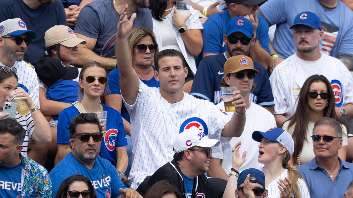 LOOK: Anthony Rizzo honored by Cubs days after retiring, nearly catches home-run ball in bleachers at Wrigley - CBSSports.com