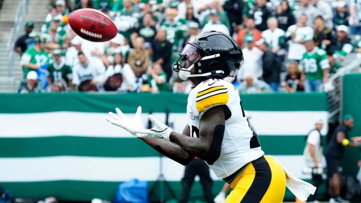 LOOK: Steelers' Kaleb Johnson makes shocking special teams mistake that leads to Seahawks touchdown - CBSSports.com