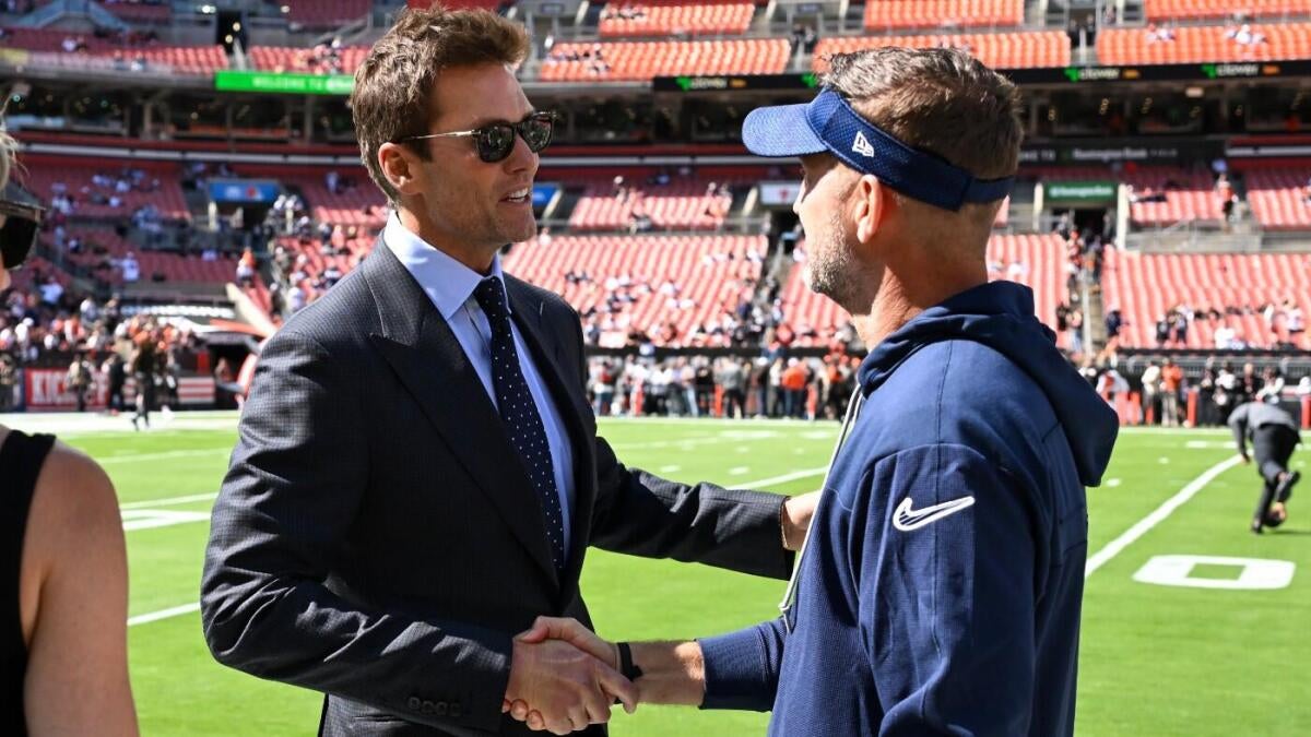 Cowboys' Brian Schottenheimer unbothered by Tom Brady's Raiders booth controversy - CBSSports.com