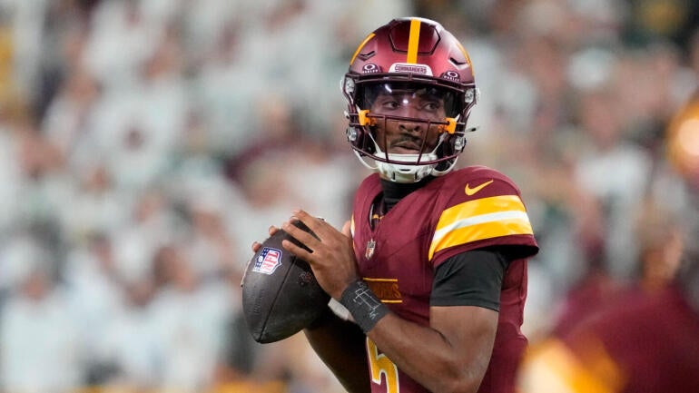 Jayden Daniels, quarterback dos Washington Commanders, em ação.