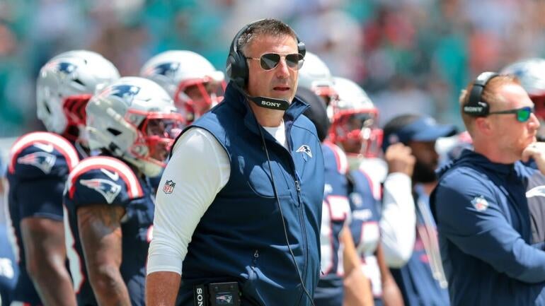 Mike Vrabel comandando o New England Patriots em jogo da NFL.
