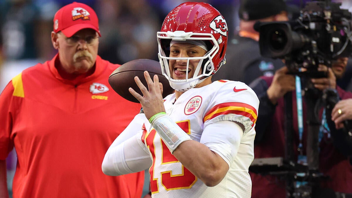 https://sportshub.cbsistatic.com/i/r/2025/09/25/8284e84f-c7d0-4f7c-b857-fe862819ffc7/thumbnail/1200x675/ae667d120b0fd44a511984e3d431ea82/mahomes-andy-reid-chiefs-g.jpg
