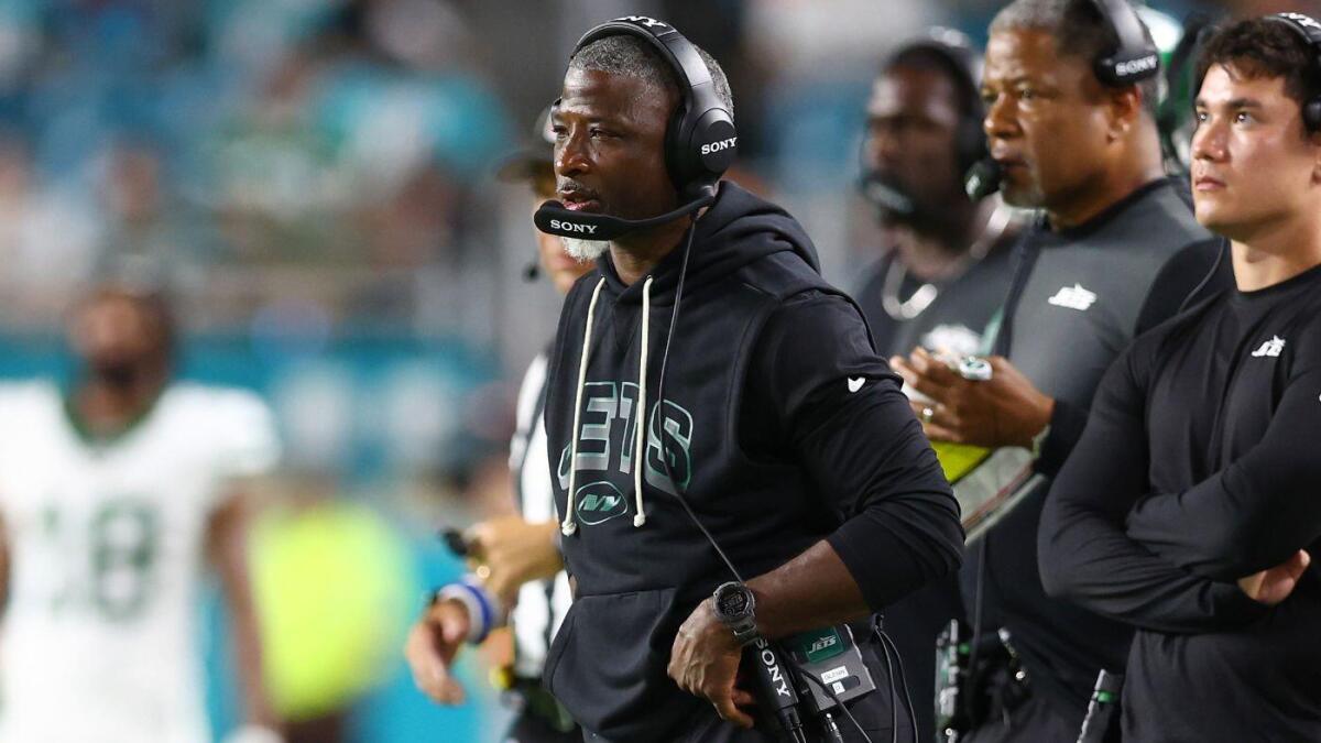 https://sportshub.cbsistatic.com/i/r/2025/09/30/381922e9-dbff-49ce-a4b3-f2bf8fced570/thumbnail/1200x675/18326c48ca7b67a77ed3582957da3107/aaron-glenn-jets.jpg