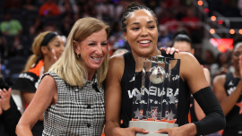 Cathy Engelbert, comissária da WNBA, e Napheesa Collier, jogadora.