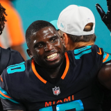 Tyreek Hill suffers gruesome knee injury; MLB playoffs start Tuesday; Champions League returns 6 hill.png