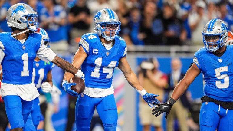 Amon-Ra St. Brown dos Lions comemora um touchdown.