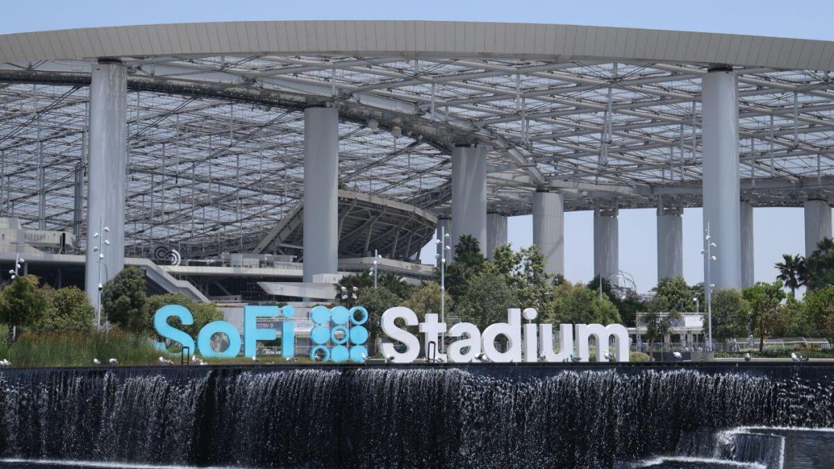 https://sportshub.cbsistatic.com/i/r/2025/10/01/39286f88-d04f-4941-9302-c5e5ac07eada/thumbnail/1200x675/4c0ebd06cb398374e1f511ecf878f2a4/syracuse-logo-1.jpg