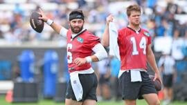 Baker Mayfield da una respuesta divertida cuando se le pregunta si él y Sam Darnold recuerdan los 'buenos viejos' días de los Panthers.