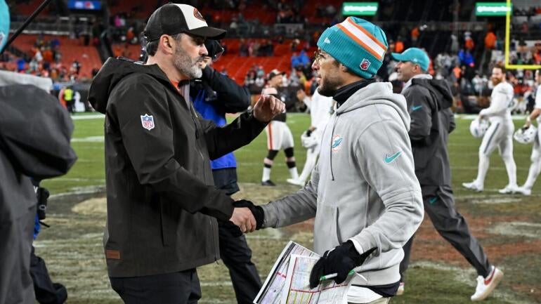 Jogadores em campo durante uma partida da NFL.