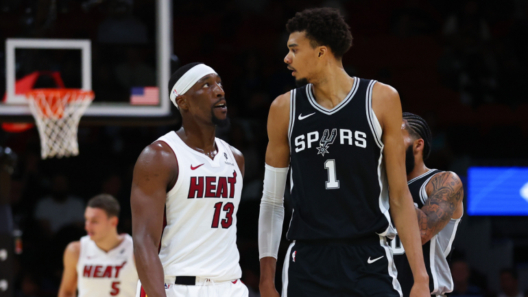 Victor Wembanyama e Bam Adebayo em quadra pela NBA