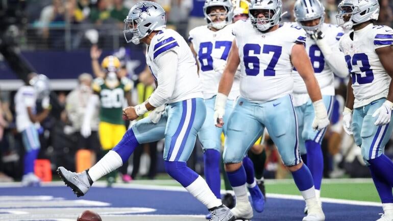 Dak Prescott, quarterback dos Dallas Cowboys, em ação durante uma partida da NFL.
