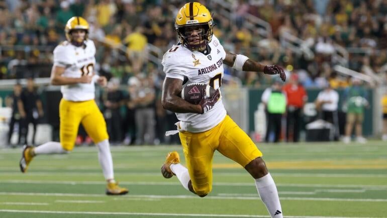 Jordyn Tyson celebra após fazer uma recepção durante jogo do Arizona State.