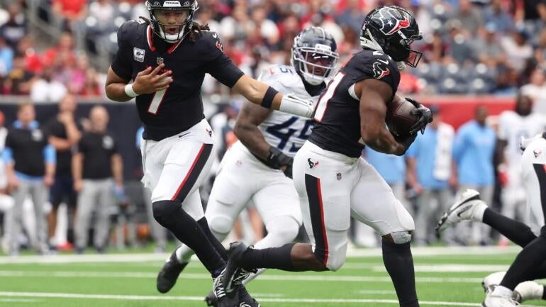 Nick Chubb receives a handoff from C.J. Stroud