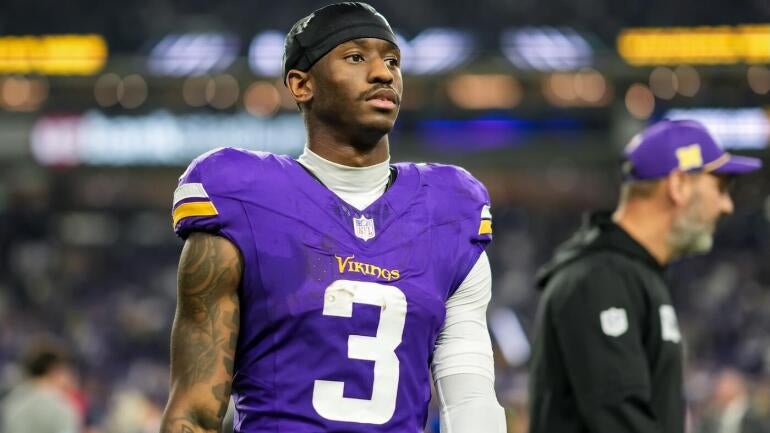 Jordan Addison dos Vikings com a bola