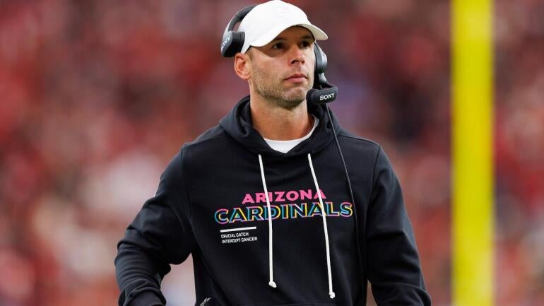 Jonathan Gannon, técnico do Arizona Cardinals, durante partida.