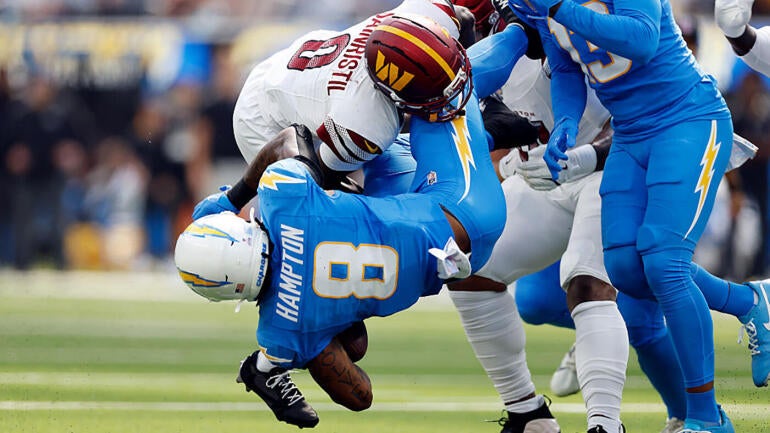 Omarion Hampton dos Chargers em ação com a bola.