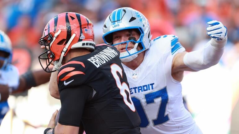 Jake Browning, quarterback do Cincinnati Bengals, em ação durante partida.
