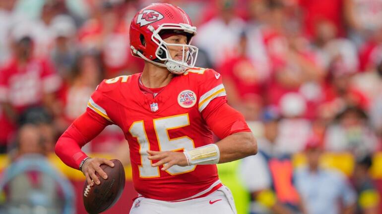 Patrick Mahomes arremessando a bola durante uma partida dos Kansas City Chiefs.