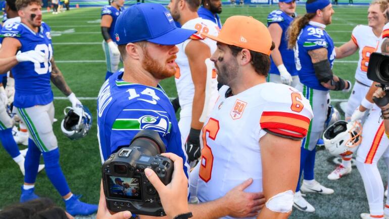Jogadores da NFL comemorando.