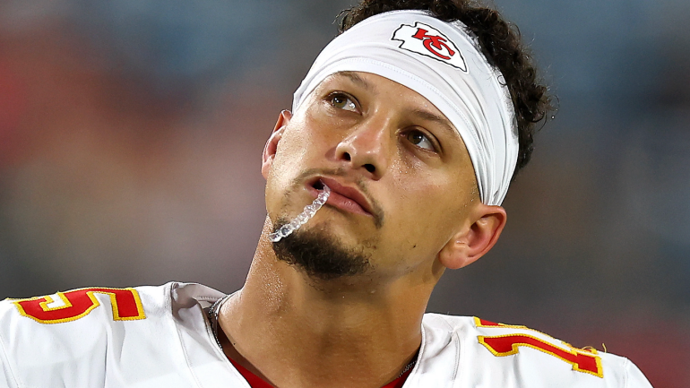 Patrick Mahomes visivelmente frustrado após erro crucial.
