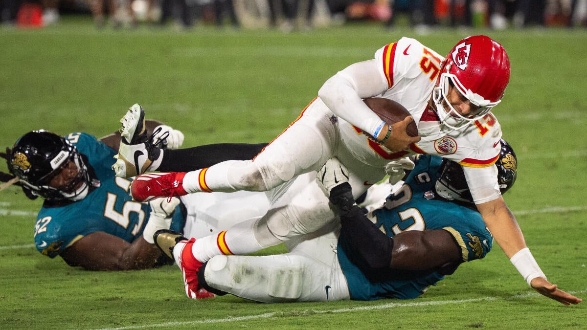 https://sportshub.cbsistatic.com/i/r/2025/10/07/41661b97-9d2d-4df8-93b5-922b663eacda/thumbnail/1200x675/4216fb1964ffcfa409fc9af3432f5ef5/mahomes-sack.jpg