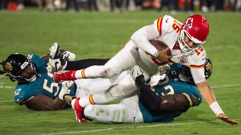mahomes-sack.jpg