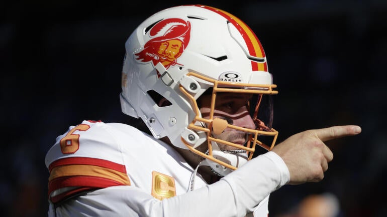 Baker Mayfield lançando a bola pelo Tampa Bay Buccaneers.