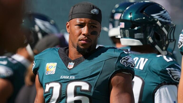 Saquon Barkley com a bola durante um jogo dos Eagles