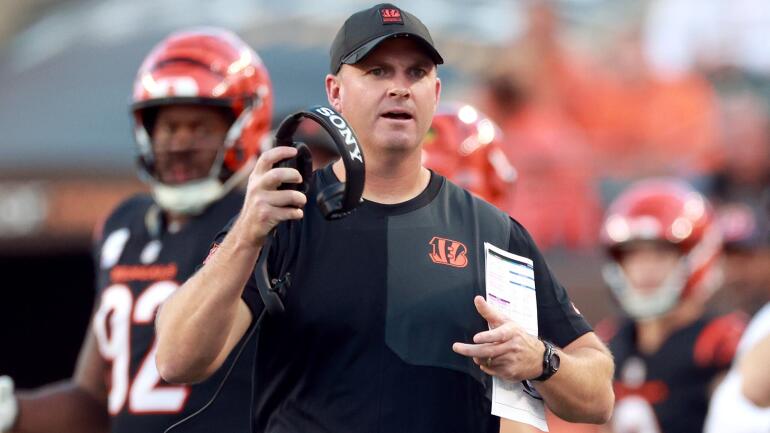 Treinador dos Bengals durante partida da NFL.