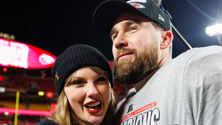 Travis Kelce em campo durante jogo da NFL