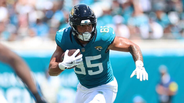 Brenton Strange dos Jaguars em campo durante a partida contra o Kansas City Chiefs.