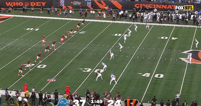 Jake Browning sendo derrubado para safety em jogo da NFL.