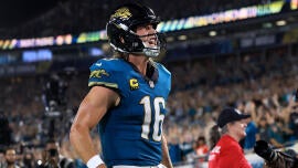 Trevor Lawrence comemorando jogada pelo Jacksonville Jaguars.