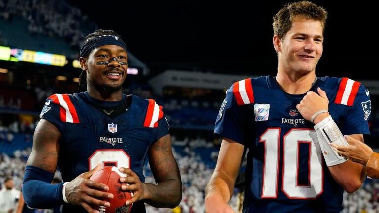 Drake Maye e Stefon Diggs em campo