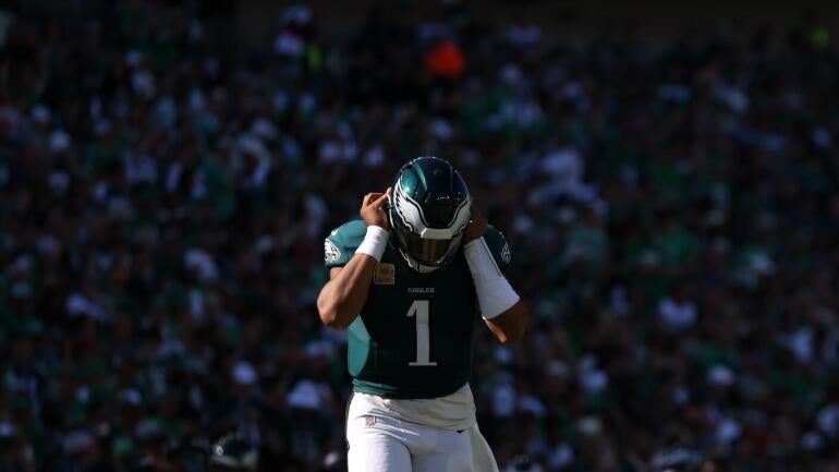 Jalen Hurts, quarterback do Philadelphia Eagles, em campo.