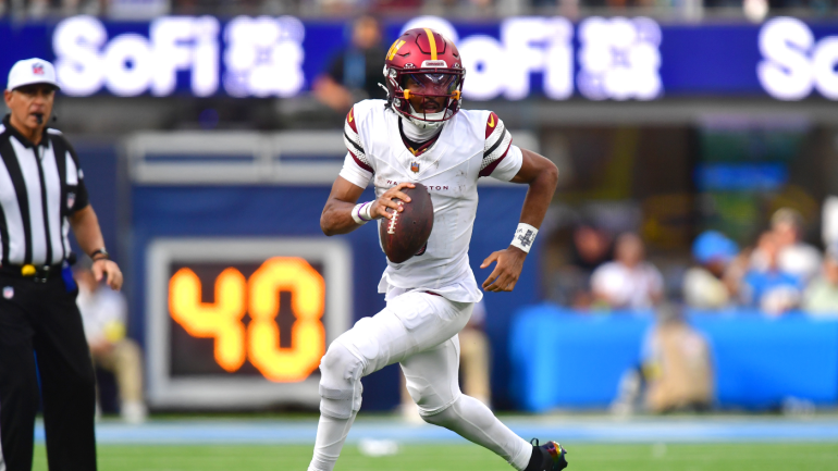 Jayden Daniels, quarterback dos Washington Commanders, em ação.